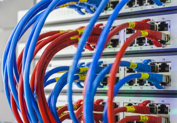 Fiber optic kabels aangesloten op een optische poorten — Stockfoto