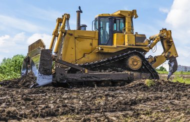 Toprak taşıma buldozer traktör çalışıyor