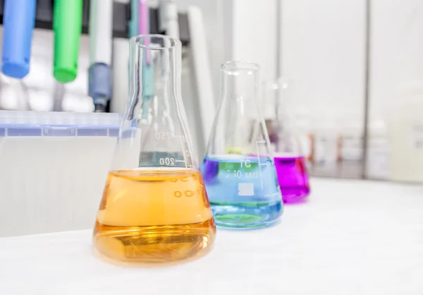 Artículos de vidrio de laboratorio de química —  Fotos de Stock