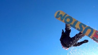 Ağır çekim yakın çekim: kamera iplik üzerinde atlama Snowboarder.
