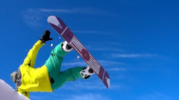 Sportler tricksen in Zeitlupe gegen den blauen Himmel — Stockvideo