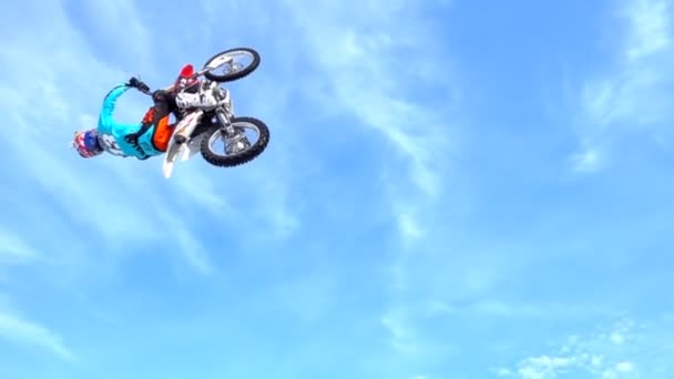 Motocross ryttare går ut stort hopp, slow motion. — Stockvideo