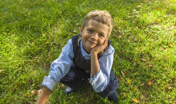 Happyboy sentado na grama — Fotografia de Stock