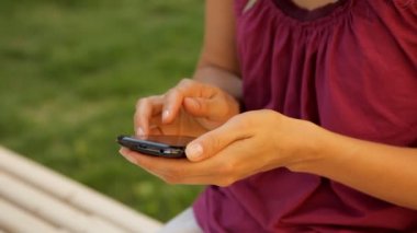 Hareket eden telefon içinde bir kadın eli