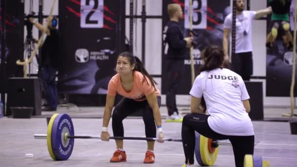 Kadın atlet crossfit yarışma sırasında ağırlık çubuğunu kaldırma — Stok video