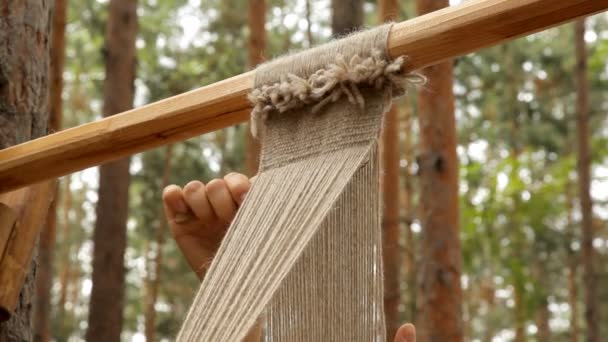 Tessuto donna tessitura utilizzando una macchina antica e bastone di legno — Video Stock