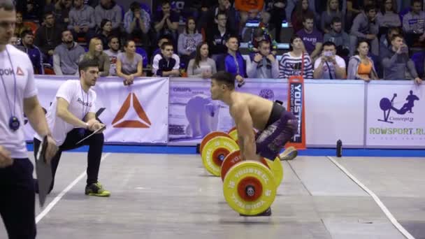 Idrottare lyfta skivstång under crossfit konkurrens. — Stockvideo