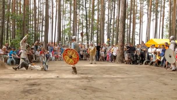 Oidentifierade deltagare under av historiska festival av medeltida kultur — Stockvideo