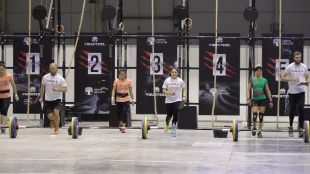 Competição CrossFit. Mulheres atletas levantando sinos . — Vídeo de Stock