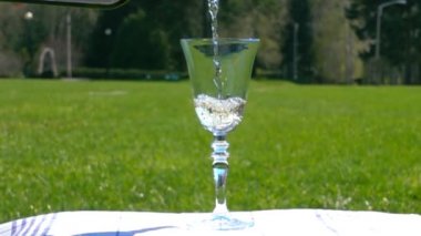 Beyaz şarap cam, ağır çekim içine dökme