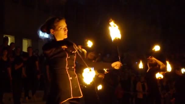 Gruppe von Feuertänzern macht eine Feueraufführung — Stockvideo