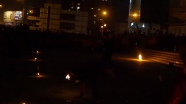 Yangın dansçılar yapmak hileci ve ateşle çevirir