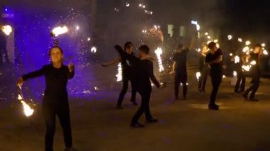 Grup genç sanatçılar ki yangın ile oynama