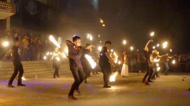 Yüksek hızlı kamera ile çekim yangın dansçılar ile ateş gösterisi