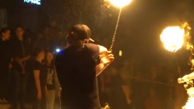 Ağır çekim: insanın yaptığı bir yangın performans