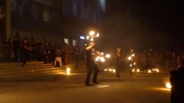 Yangın dansçılar, ateş gösterisi performansını