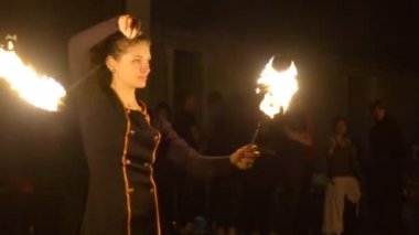 Gösteri yangın. Genç adam firebreathing, ateşle hokkabazlık kız