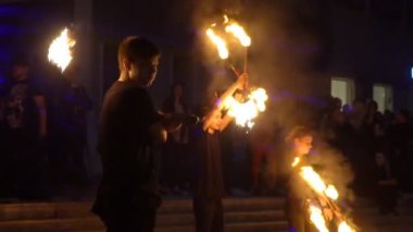 Yangın dansçılar yavaş hareket ile ateş gösterisi