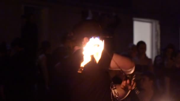 Man does a fire performance at Fire show — Stock Video