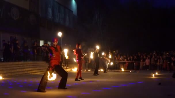 Groep jongeren dansen met vuur in de nacht — Stockvideo