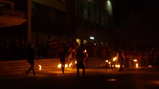 Spectacle de feu avec danseurs de feu. Jeune homme pyromane . — Video