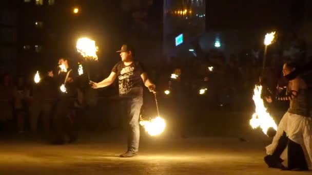 Ağır çekim. Güzel ateş gösterisi. Dansçılar grup ateşle juggles — Stok video