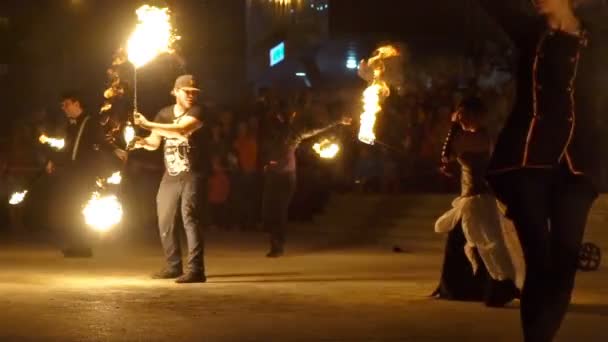 Grup genç dansçılar ağır çekimde çekim yangın ile oynama. — Stok video