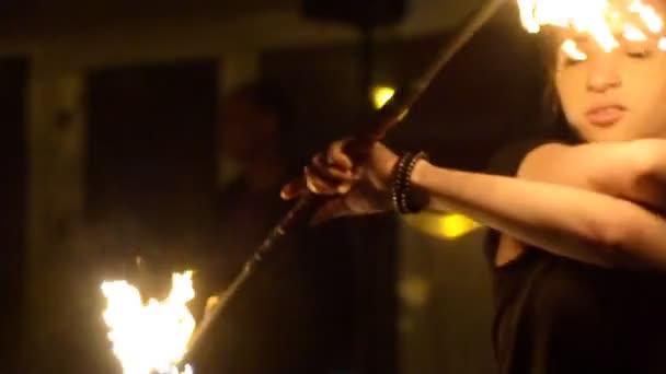 Jong meisje doet een brand performance — Stockvideo
