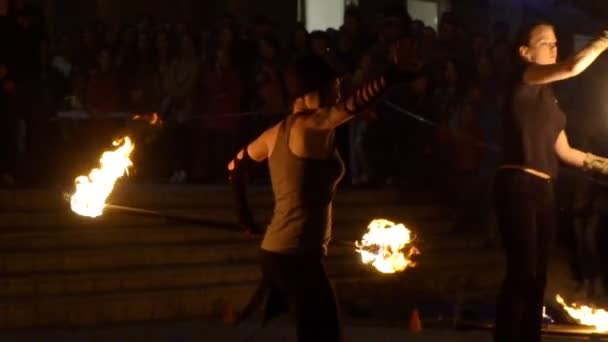 Молодые женщины танцуют с огнем замедленной съемки — стоковое видео