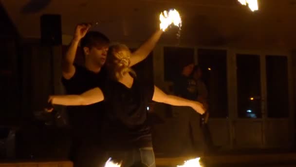 Мальчик и девочка танцуют вместе с огнем в замедленной съемке — стоковое видео