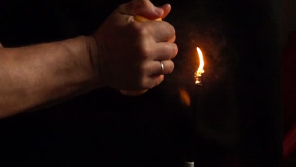 Zeitlupenflamme aus ätherischen Ölen von Zitrusfrüchten. — Stockvideo