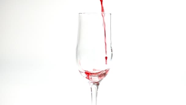 Verser le vin rouge dans un verre au ralenti — Video