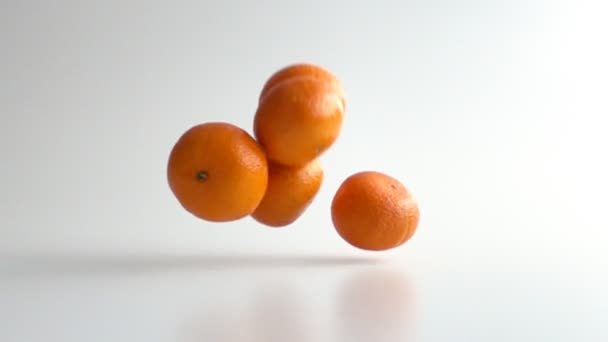 Tangerines falling in slow motion — Stock Video