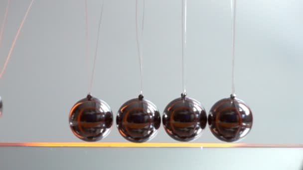 Newton's Cradle pendule au ralenti 