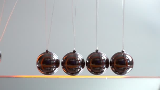 Newton's Cradle pendulum slow motion — Stock Video