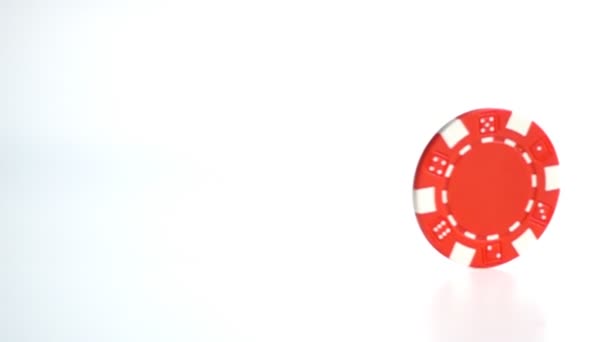 Красный чип покера включения на белой поверхности в замедленной съемке — стоковое видео