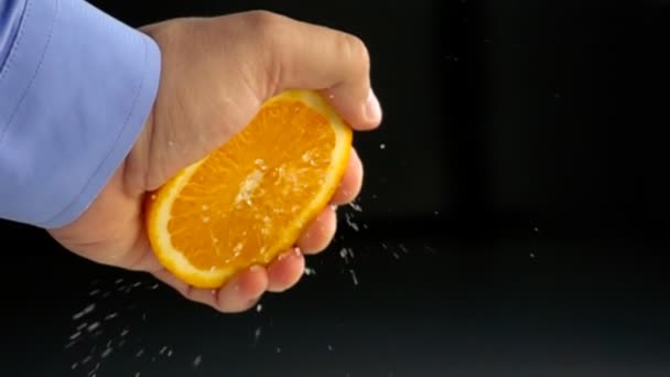 Hand quetscht orange Zeitlupe — Stockvideo