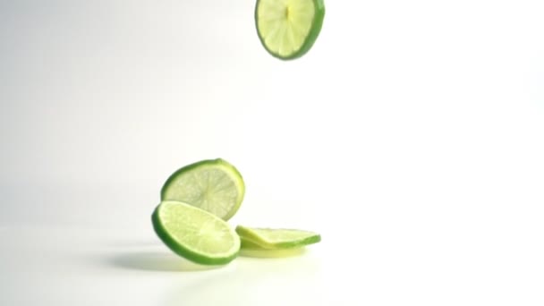 Lime skivor faller i slow motion — Stockvideo