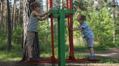 çocuklar açık havada egzersiz yapıyor. 