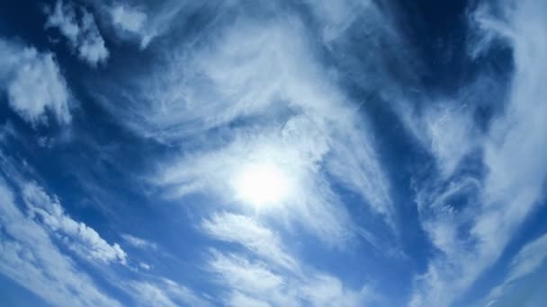 Nuvens móveis e sol no céu azul lapso de tempo — Vídeo de Stock