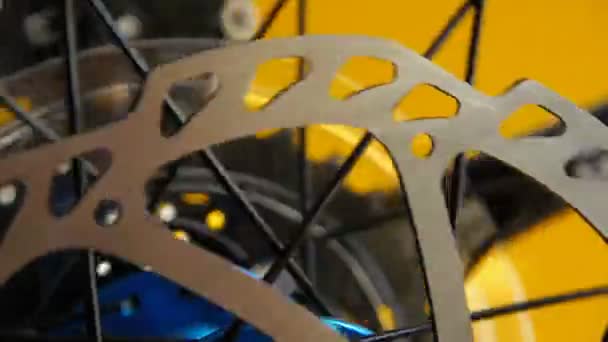 Rotor de freno de disco de bicicleta en foco — Vídeos de Stock