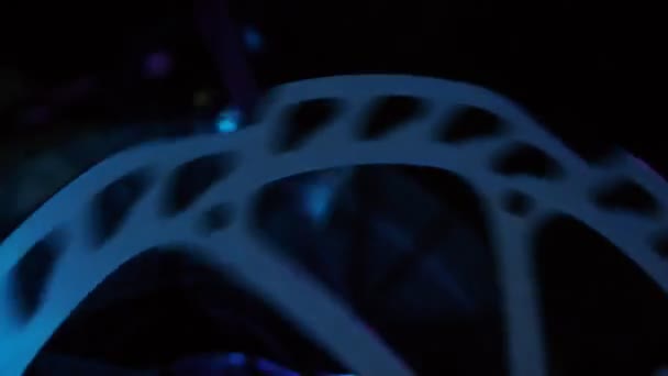 Disco de freio em uma roda de bicicleta girando — Vídeo de Stock