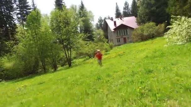 Barnen springer runt i trädgården och skrattar — Stockvideo
