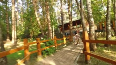 çocuklar birlikte yol boyunca evden çalıştırın. 