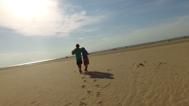 Chicos caminando juntos por la playa — Vídeo de stock