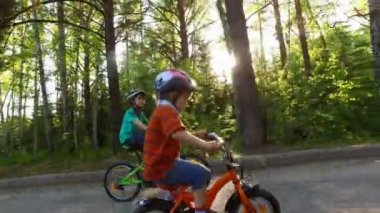 Bisiklet bir kask içinde çocuklar