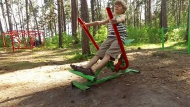 Oyun alanı ekipmanı açık havada genç çocuk eğitim.