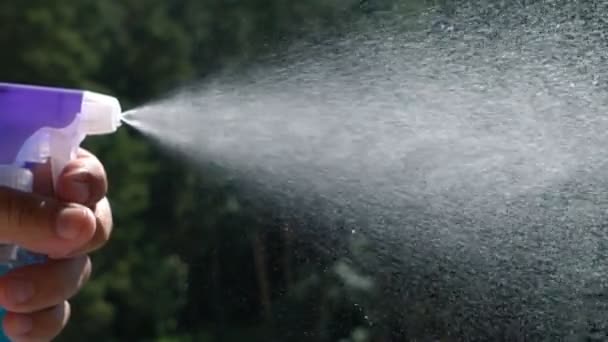 Uso de la botella de pulverización y limpieza al aire libre en cámara lenta — Vídeos de Stock