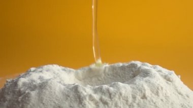 Yumurta un içine, ağır çekim bırakarak