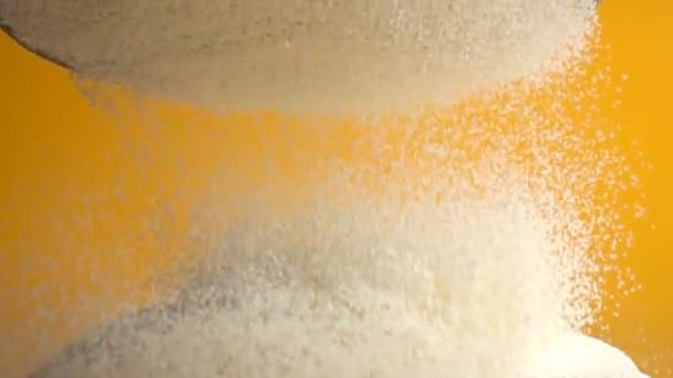 Przesiewanie mąki z bliska — Wideo stockowe
